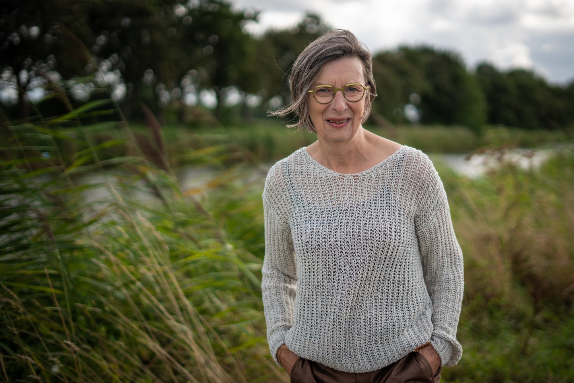 Rita van der Laag staat bij het riet langs het water