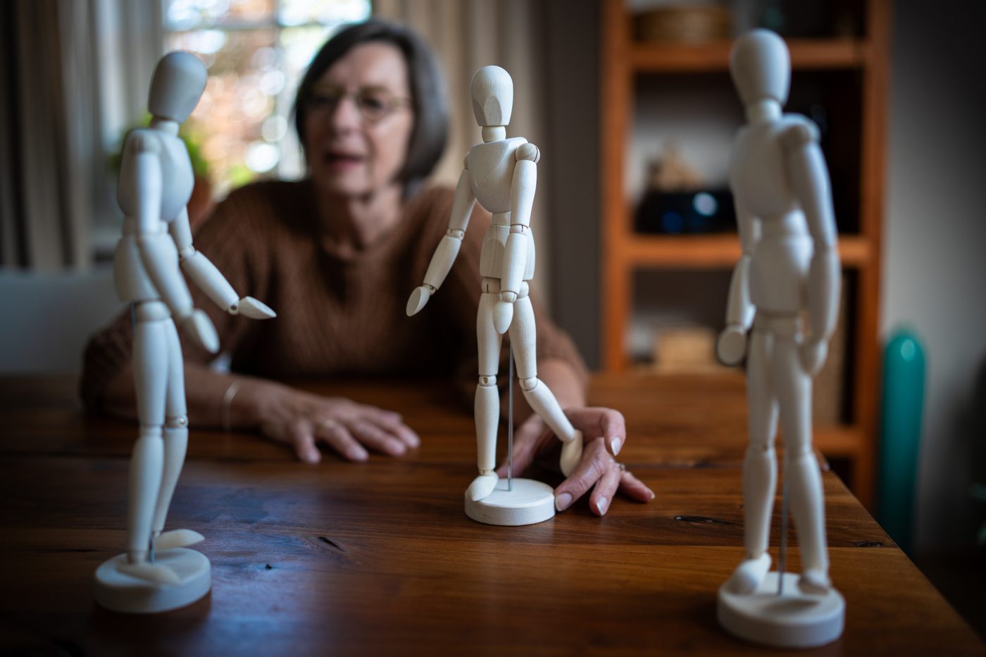 Houten figuren op tafel tijdens een sessie